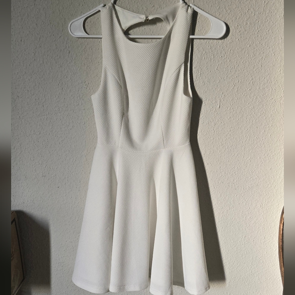 Elegant White Sleeveless Mini Dress